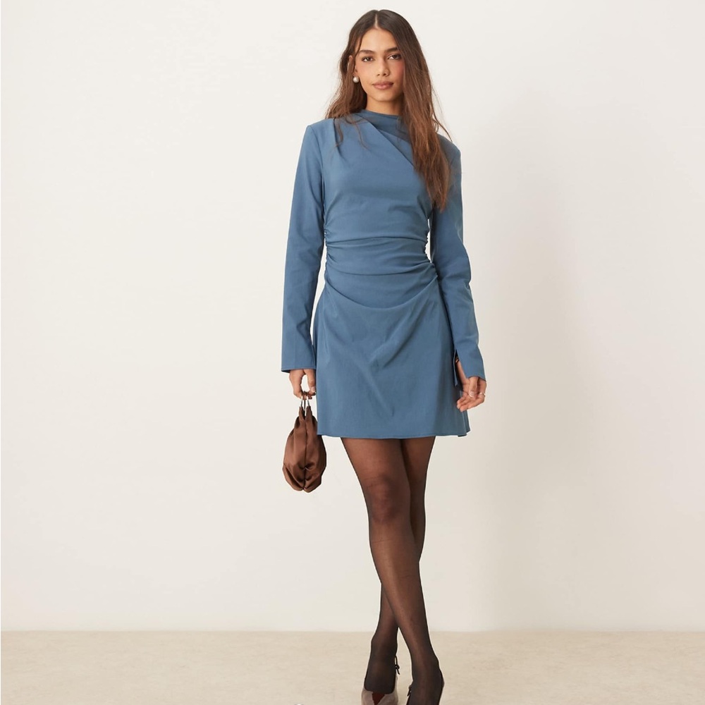 Elegant Blue Long-Sleeve Dress